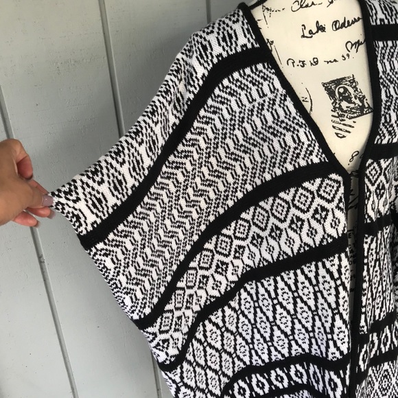 NW Women’s NY Collection Poncho/Cardigan - Picture 4 of 10